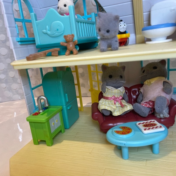 Honey Bee Acres 🌻Sunflower Country Cottage with 🐱Calico Critters - Picture 8 of 14